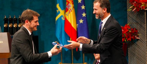 Iker Casillas recogiendo el Premio Príncipe de Asturias 2012