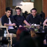 Zayn, Louis, Liam, Niall y Harry en una conferencia en París 