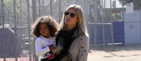 Heidi Klum con su hija Lou en un partido de fútbol de Los Ángeles
