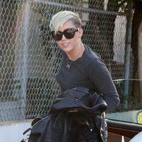 Miley Cyrus en Burbank con gafas de sol