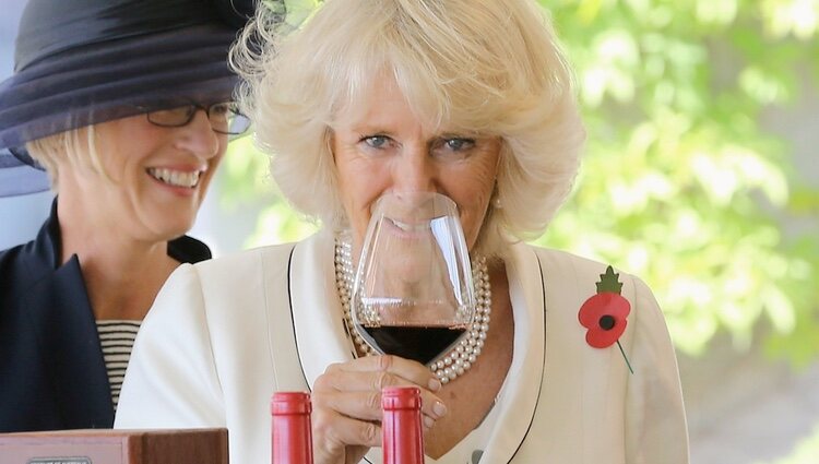 Camilla Parker sonriendo antes de beber vino en Australia