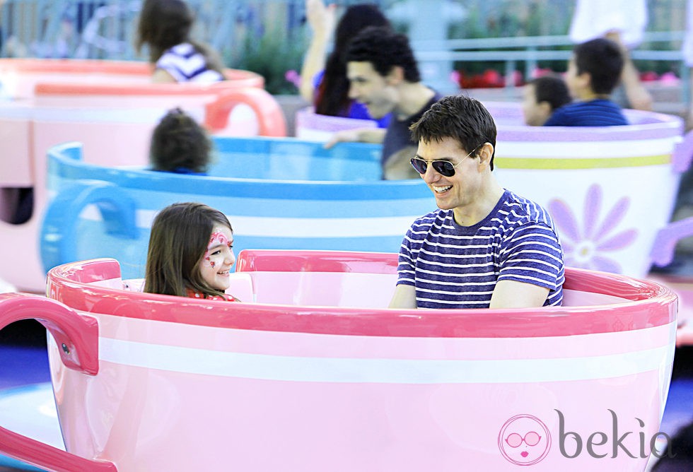 Tom Cruise y Suri se divierten en Disney World