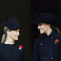 La Condesa de Wessex y la Duquesa de Cambridge, muy cómplices en el homenaje a los caídos