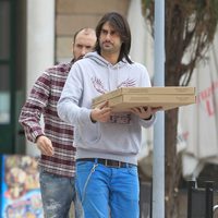 Melendi lleva dos pizzas a su casa