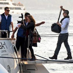 Casper Smart y Jennifer Lopez subiendo a un yate privado