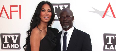 Kimora Lee Simmons y Djimon Hounsou posando en el photocall de los premios AFI 2011