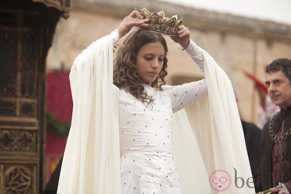 Michelle Jenner en la coronación de la serie 'Isabel'
