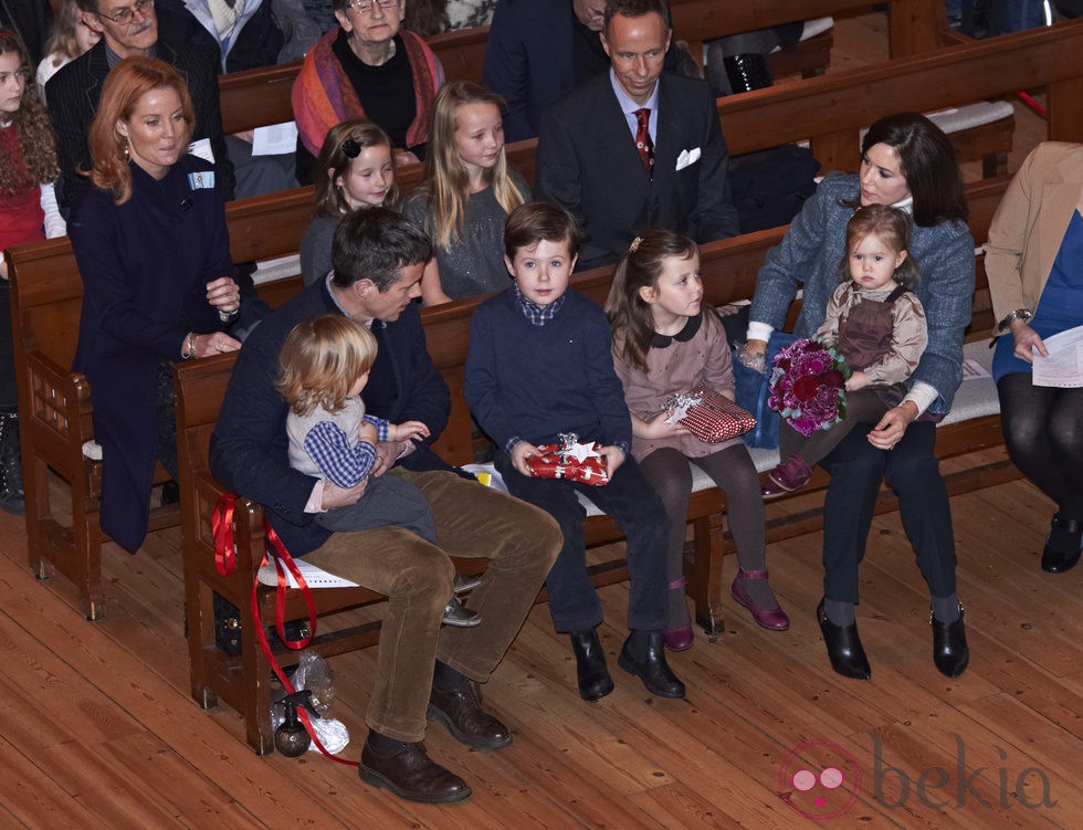 Federico y Mary de Dinamarca con sus hijos en un concierto de Navidad