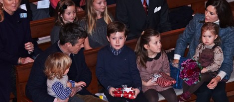 Federico y Mary de Dinamarca con sus hijos en un concierto de Navidad