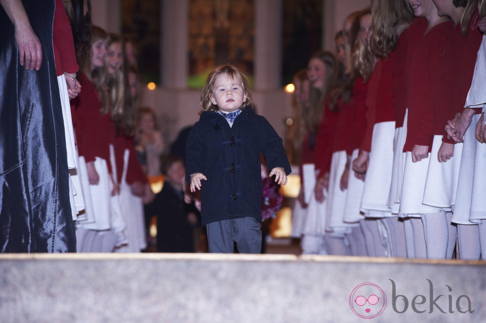 Vicente de Dinamarca sale corriendo de un concierto de Navidad