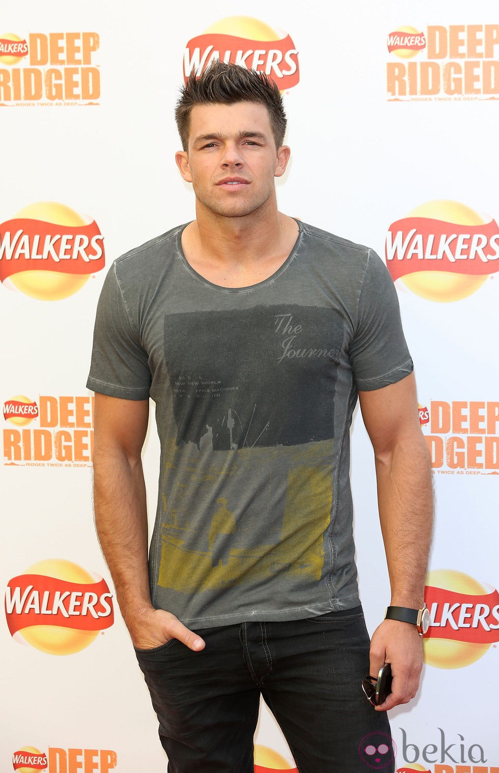 Leandro Penna posando en el photocall de 'Walkers Deep Ridged Crisps'
