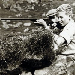 Juan Carlos de Borbón cazando de niño