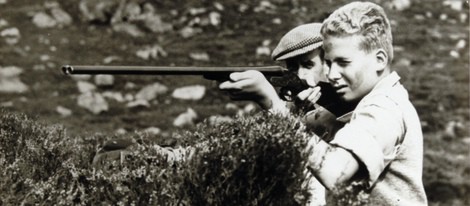 Juan Carlos de Borbón cazando de niño