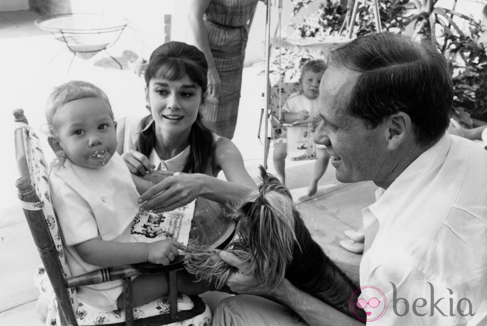 Audrey Hepburn junto a Mel Ferrer y su hijo Sean en 1961
