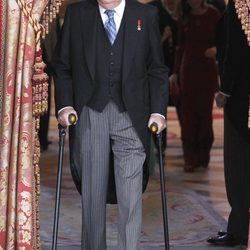 El Rey Juan Carlos con muletas en la recepción al Cuerpo Diplomático
