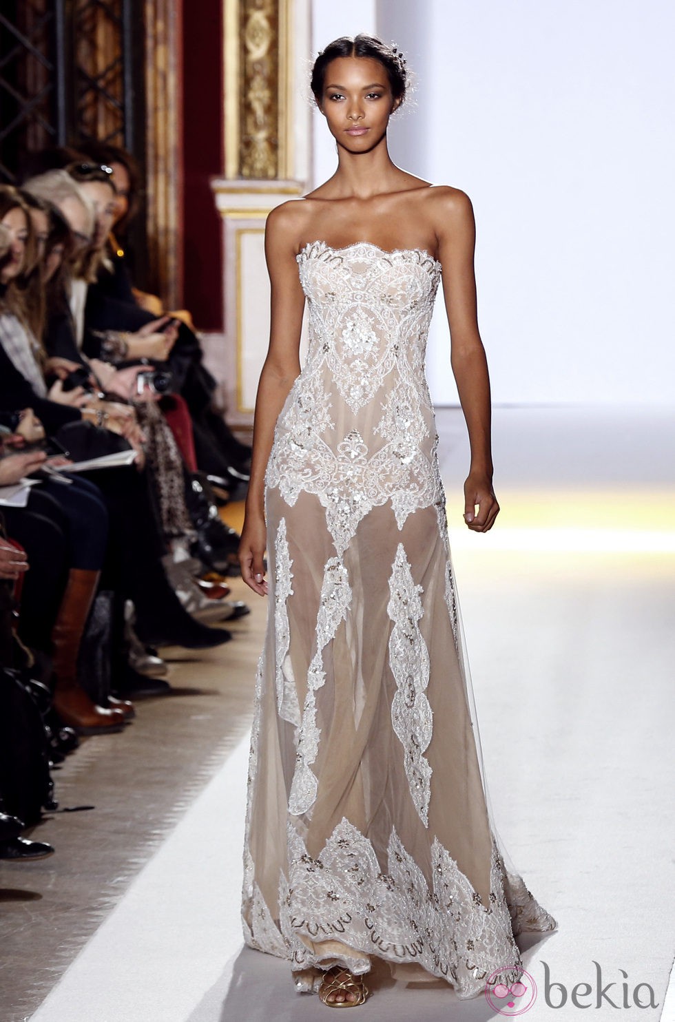 Vestido de encaje blanco de la colección primavera/verano 2013 de Zuhair Murad en la Semana de la Alta Costura de París