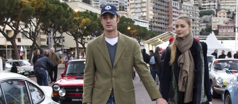 Pierre Casiraghi y Beatrice Borromeo paseando cogidos de la mano por Monte-Carlo