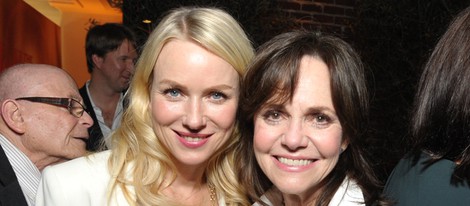 Naomi Watts y Sally Field en la fiesta tras el almuerzo de los nominados a los Oscar 2013