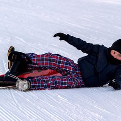 Christian de Dinamarca tirado en la nieve en Suiza