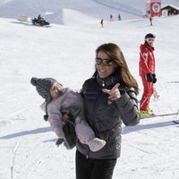 Marie de Dinamarca con la Princesa Athena en Suiza
