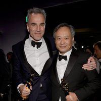 Daniel Day-Lewis y Ang Lee posando con sus Oscar 2013 en la fiesta Governors Ball