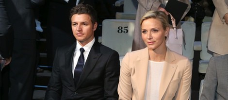 Gareth Wittstock y Charlene de Mónaco en el front row de Armani en la Semana de la Moda de Milán