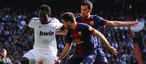 Michael Essien, Jordi Alba y Sergio Busquets en el partido de Liga 2013 Real Madrid-Barça
