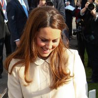 La Duquesa de Cambridge recibe un peluche para su bebé