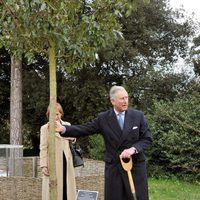 Carlos de Inglaterra planta un árbol en memoria de la Nobel de la Paz Wangari Muta Maathai