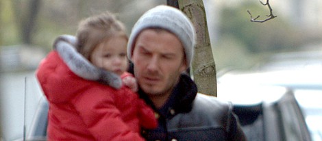 David Beckham con Harper Seven en brazos por Londres