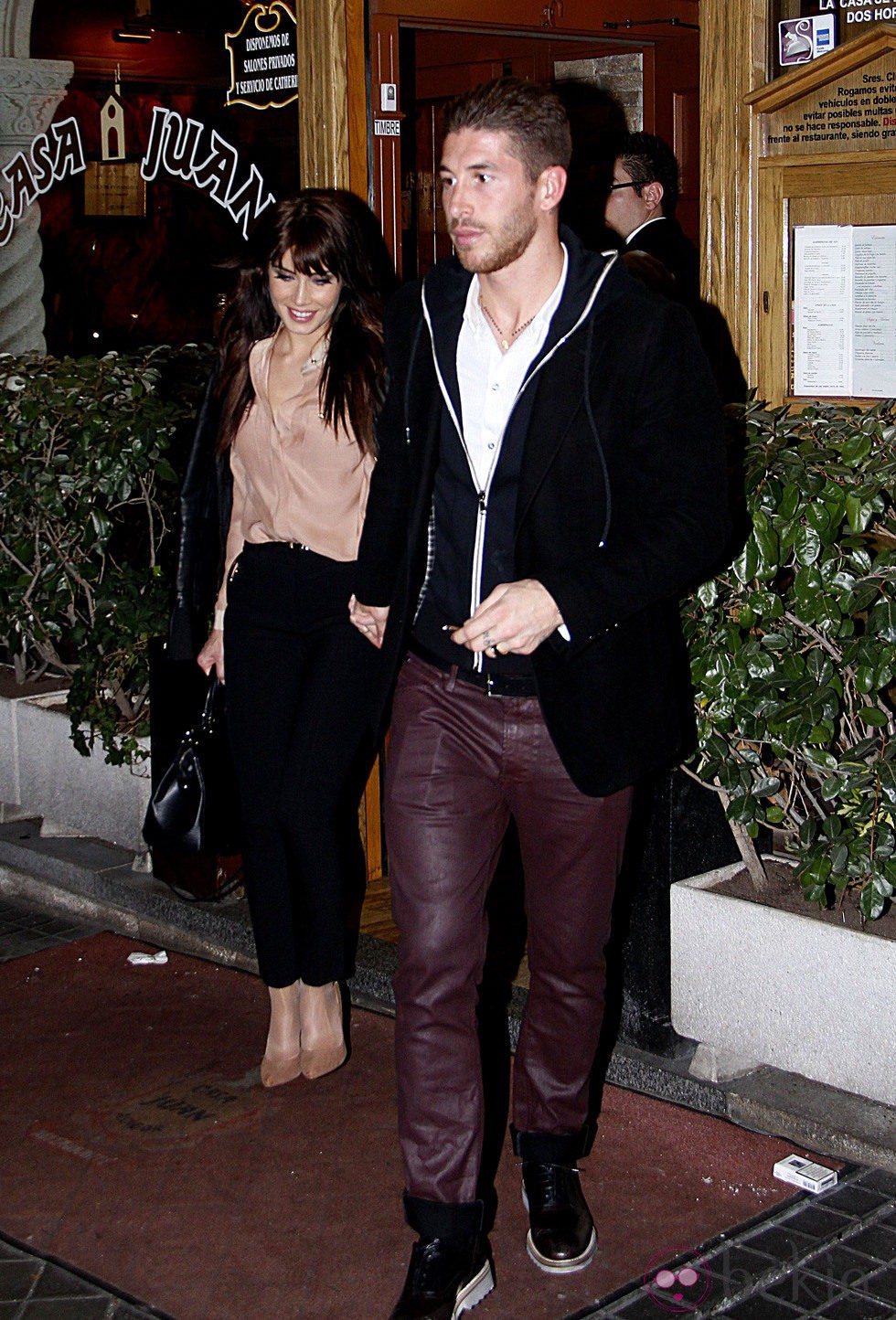 Pilar Rubio y Sergio Ramos cogidos de la mano a la salida de un restaurante