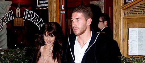 Pilar Rubio y Sergio Ramos cogidos de la mano a la salida de un restaurante