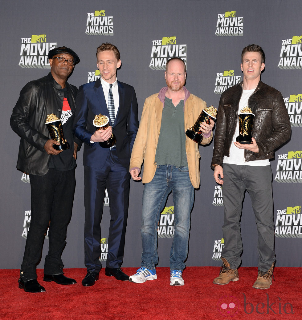 Samuel L. Jackson, Tom Hiddleston, Joss Whedon y Chris Evans posan con sus premios de los MTV Movie Awards 2013