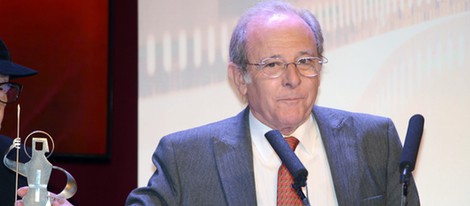 Emilio Gutiérrez Caba recogiendo su galardón de los Premios Sant Jordi 2013