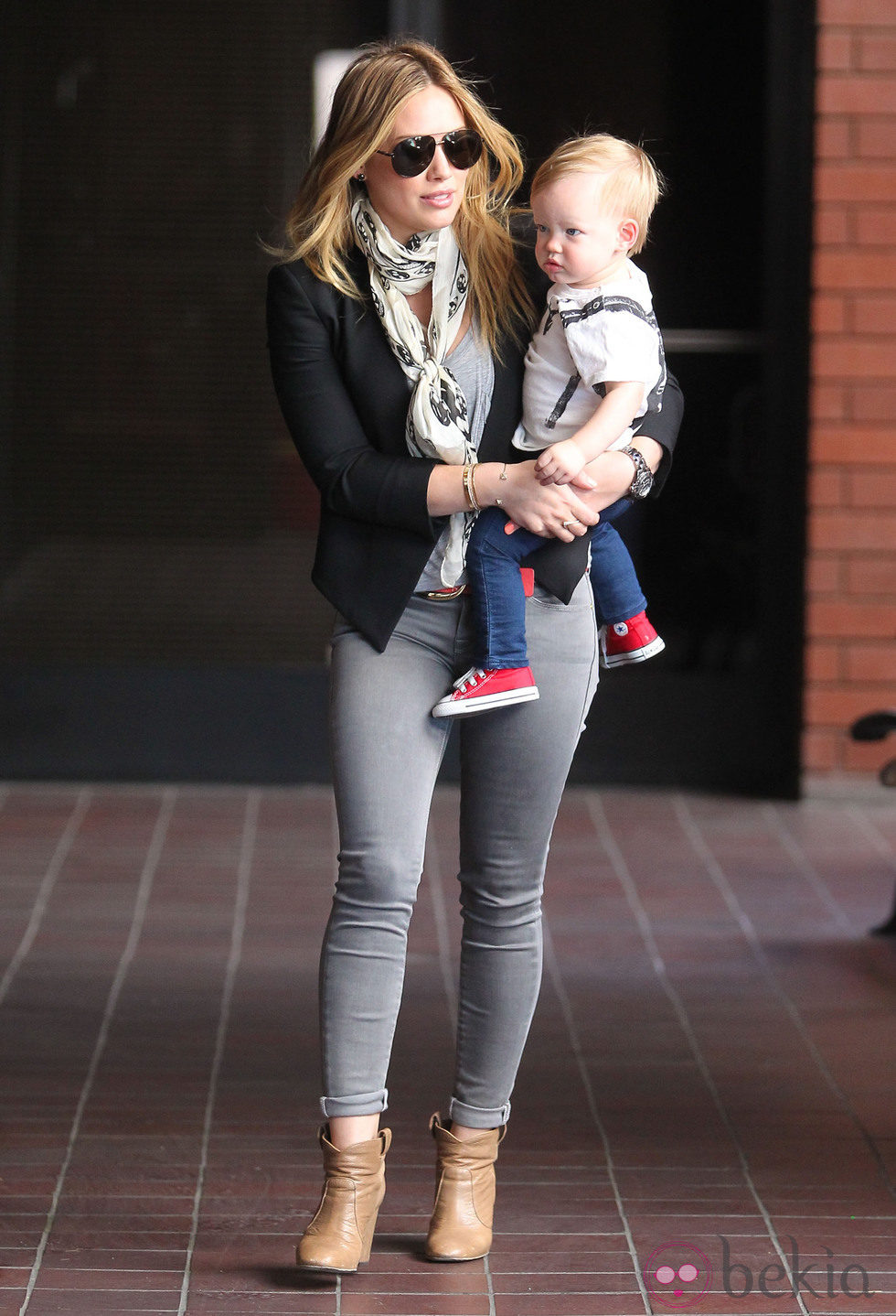 Hilary Duff con su hijo Luca Comrie cogido en brazos
