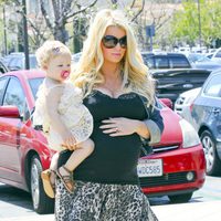Jessica Simpson con Maxwell Drew en brazos en la recta final de su segundo embarazo