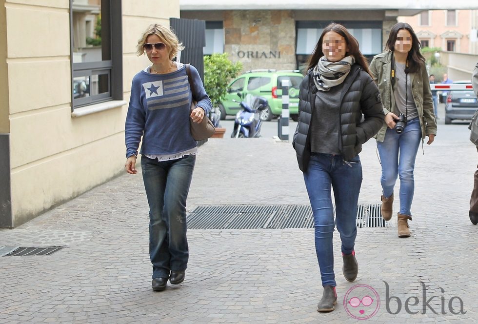 Eugenia Martínez de Irujo y Cayetana Rivera visitan a la Duquesa de Alba en Roma