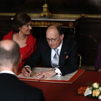 Fred de Graaf firma el Acta de Abdicación de Beatriz de Holanda