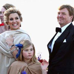 Los Reyes Guillermo Alejandro y Máxima y la Princesa Amalia en el crucero de la coronación 