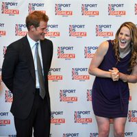 El príncipe Harry felicitando a Missy Franklin por su cumpleaños