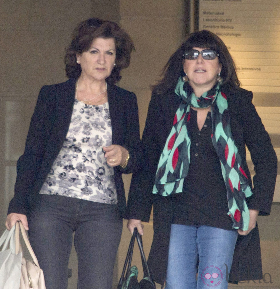 Encarna Sánchez y Loles León visitan a Mónica Cruz y a su hija en la clínica Ruber