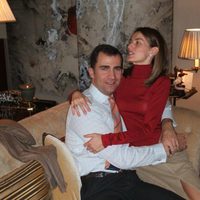 Los Príncipes Felipe y Letizia abrazados en la navidad de 2004