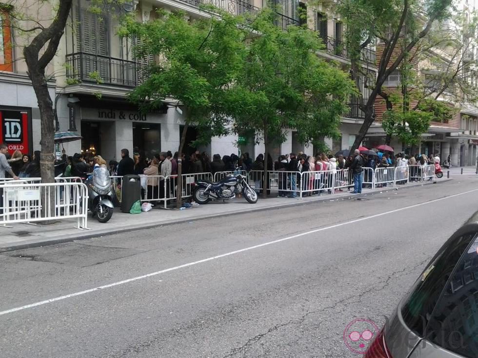 Colas en el primer día de la apertura de la tienda de One Direction en Madrid