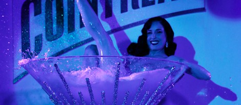 Dita Von Teese promocionando un licor en el Festival de Cannes 2013