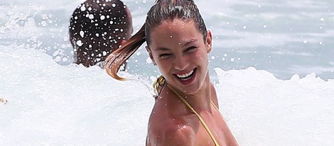 Candice Swanepoel disfruta de la playa con Hermann Nicolli