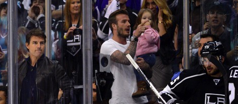 Tom Cruise, David Beckham y Harper Seven en un partido de hockey