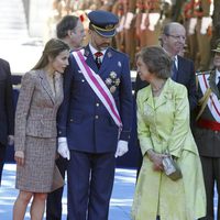 Los Príncipes de Asturias y la Reina Sofía charlan en el Día de las Fuerzas Armadas 2013