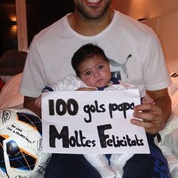 Cesc Fàbregas posa con su hija Lia para celebrar los 100 goles de su carrera