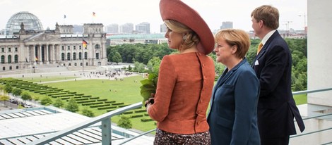 Guillermo Alejandro y Máxima de Holanda con Angela Merkel en Berlín