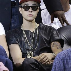 Justin Bieber viendo un partido de la NBA en Miami